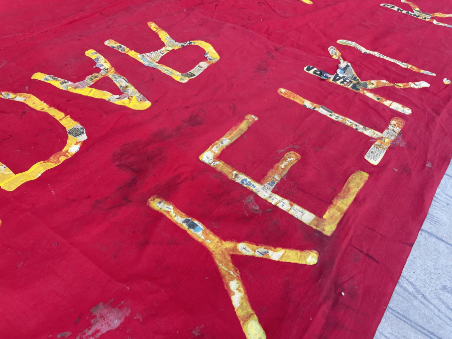 SİYASET TARİHİ - 1970 LERDEN DEV BOYDA KUMAŞ ÜZERİ EL YAZMASI SİYASİ AFİŞ