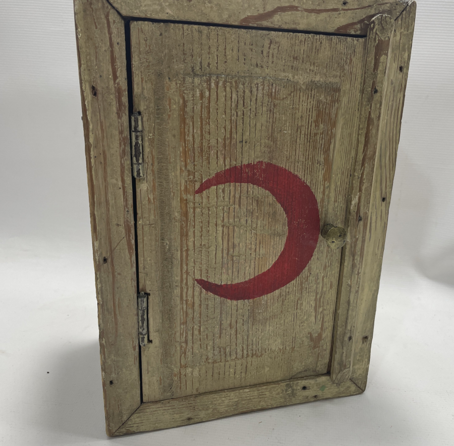 CUMHURİYET BAŞLARI EL YAPIMI AHŞAP İLK YARDIM KUTUSU