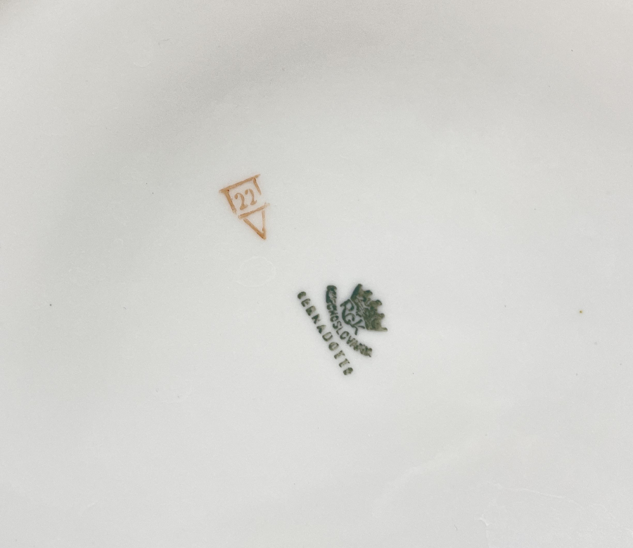 DEV BOYDA KABARTMA İŞÇİLİKLİ ANTİKA PORSELEN ÇORBALIK