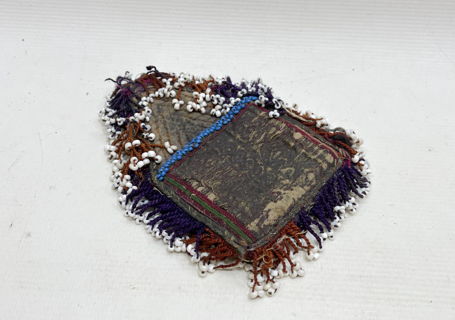 ÜZERİ GÜMÜŞ SIRMALI VE OPAL BONCUKLU NADİR KAV ÇAKMAKLIĞI