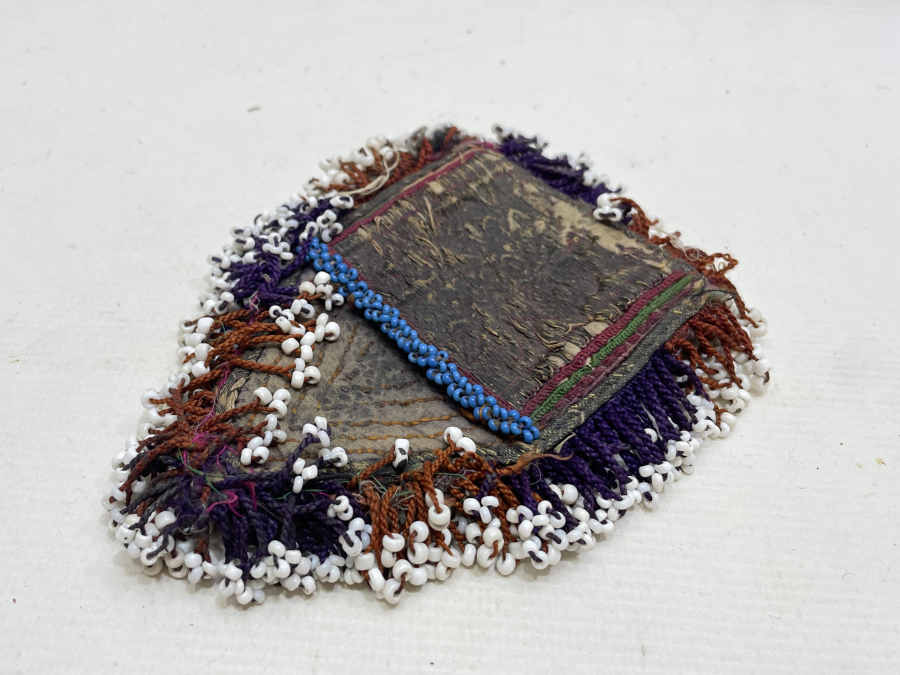 ÜZERİ GÜMÜŞ SIRMALI VE OPAL BONCUKLU NADİR KAV ÇAKMAKLIĞI