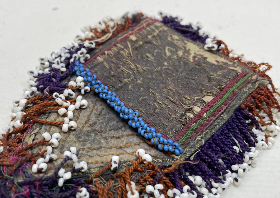 ÜZERİ GÜMÜŞ SIRMALI VE OPAL BONCUKLU NADİR KAV ÇAKMAKLIĞI