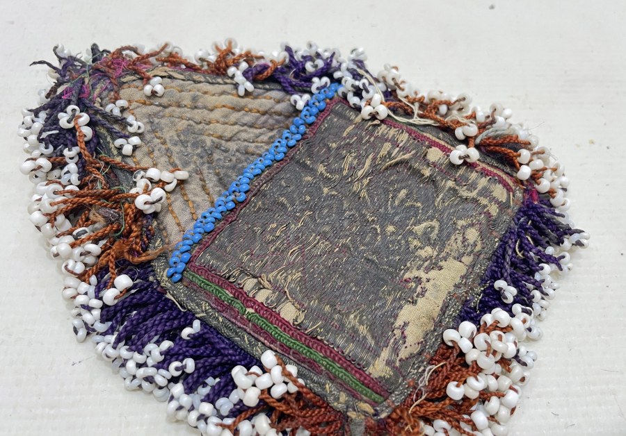 ÜZERİ GÜMÜŞ SIRMALI VE OPAL BONCUKLU NADİR KAV ÇAKMAKLIĞI