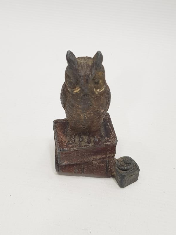 KİTAPLAR ÜSTÜNDE BAYKUŞ TEMALI ANTİKA BİBLO