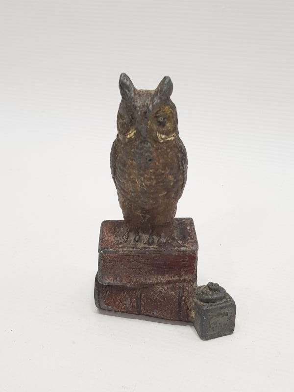 KİTAPLAR ÜSTÜNDE BAYKUŞ TEMALI ANTİKA BİBLO