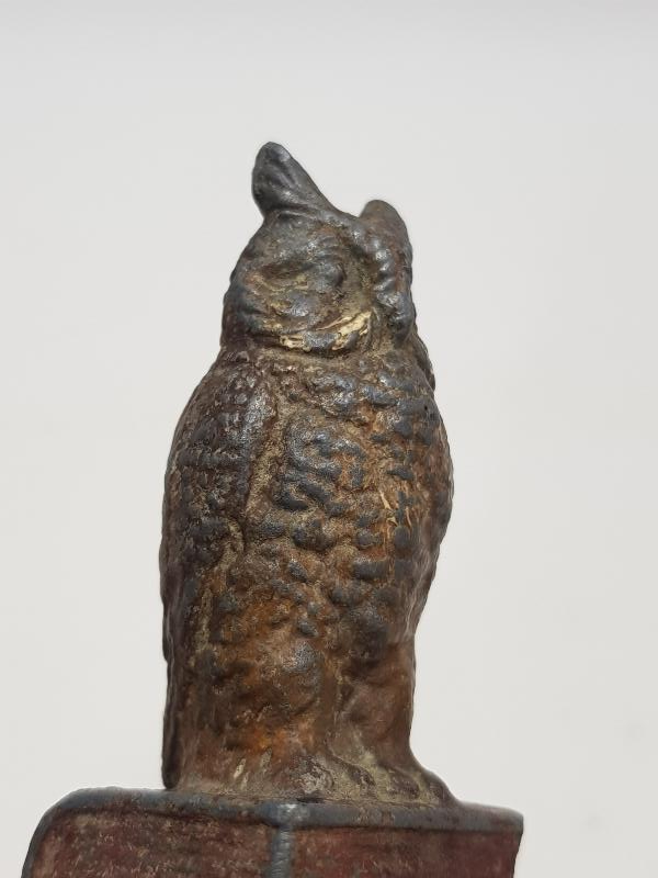 KİTAPLAR ÜSTÜNDE BAYKUŞ TEMALI ANTİKA BİBLO