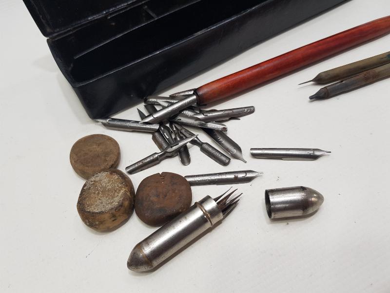 OSMANLI DÖNEMİ PAPIER MACHE KUTUSUNDA ANTİKA YAZI TAKIMI