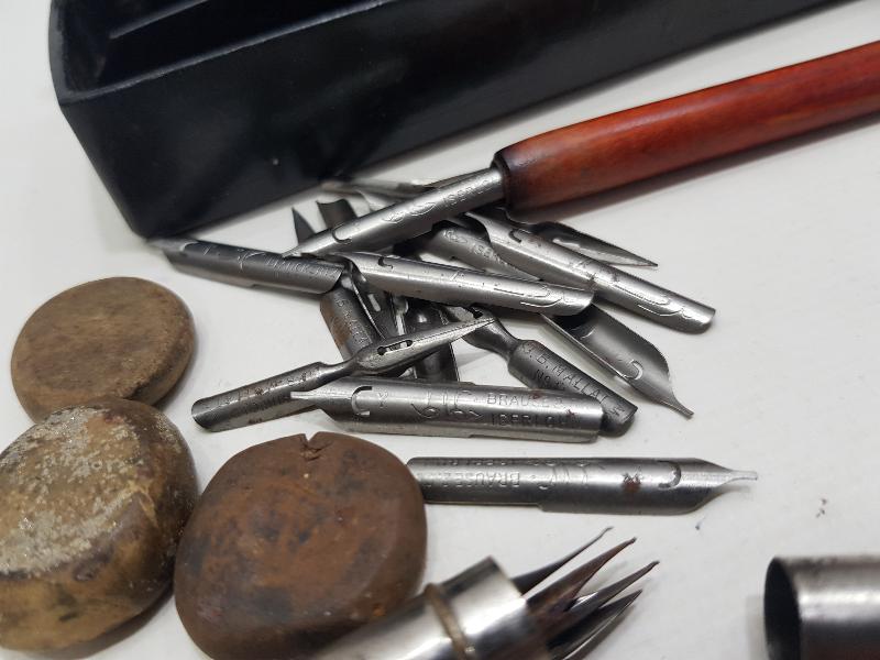 OSMANLI DÖNEMİ PAPIER MACHE KUTUSUNDA ANTİKA YAZI TAKIMI