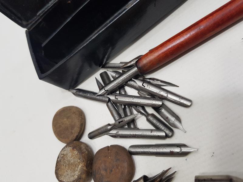 OSMANLI DÖNEMİ PAPIER MACHE KUTUSUNDA ANTİKA YAZI TAKIMI