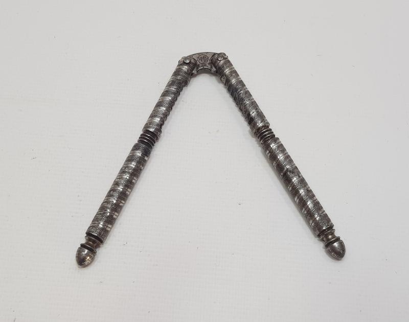 ÜZERİ İŞLEMELİ ANTİKA FINDIK KIRACAĞI 