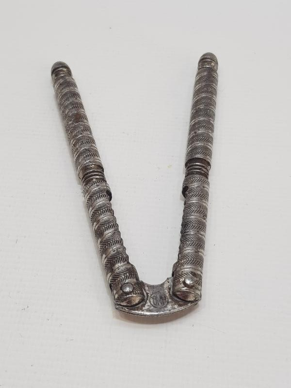 ÜZERİ İŞLEMELİ ANTİKA FINDIK KIRACAĞI 