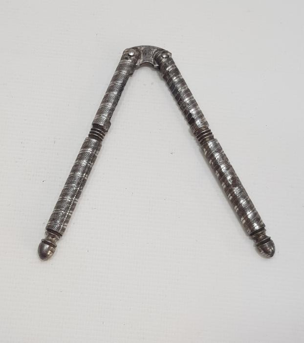 ÜZERİ İŞLEMELİ ANTİKA FINDIK KIRACAĞI 