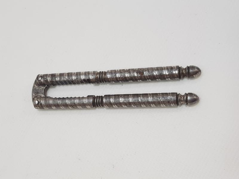 ÜZERİ İŞLEMELİ ANTİKA FINDIK KIRACAĞI 