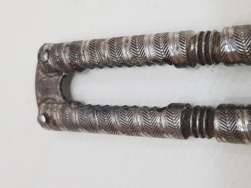 ÜZERİ İŞLEMELİ ANTİKA FINDIK KIRACAĞI 