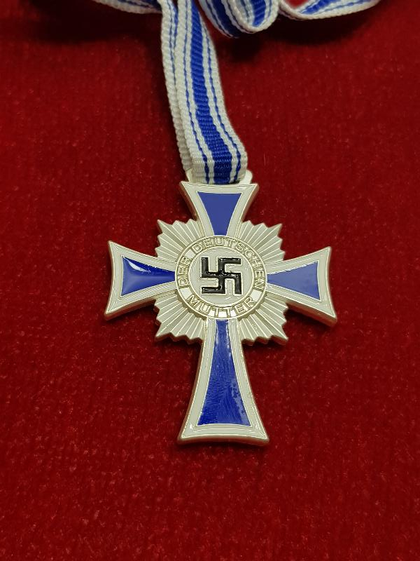 1938 TARİHLİ ÜZERİ MİNELİ HAÇ FORMLU ALMAN NAZİ NİŞANI