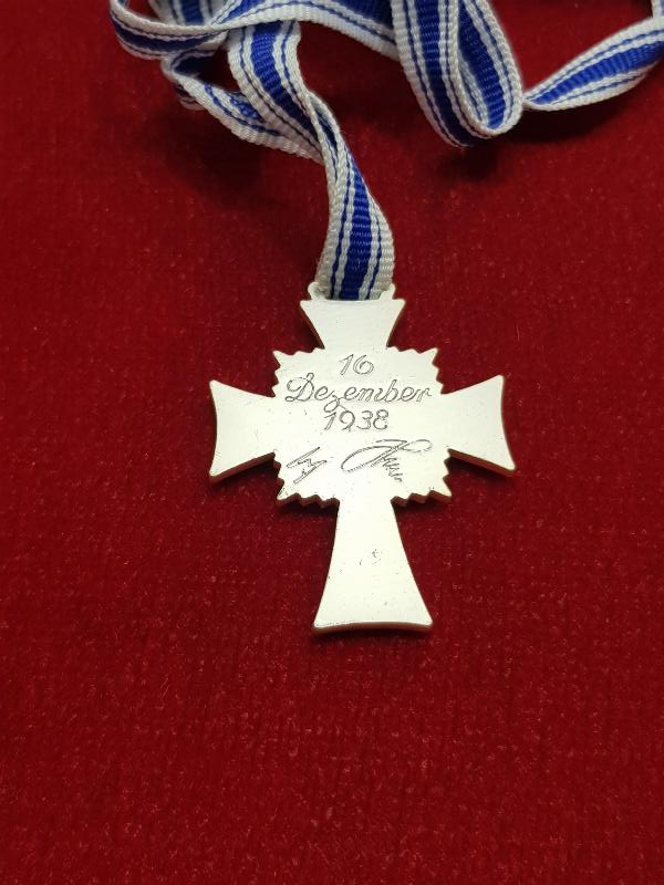 1938 TARİHLİ ÜZERİ MİNELİ HAÇ FORMLU ALMAN NAZİ NİŞANI