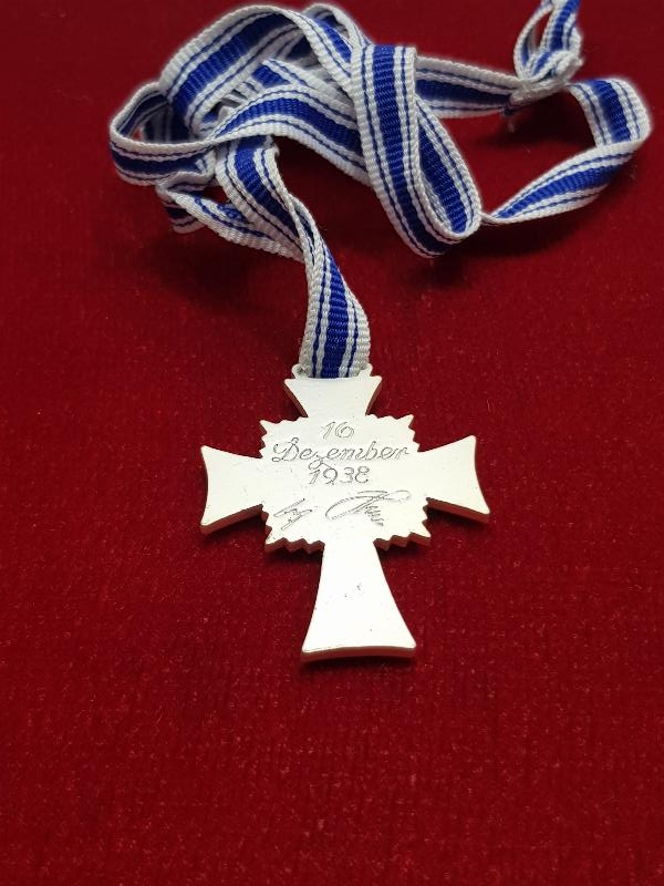 1938 TARİHLİ ÜZERİ MİNELİ HAÇ FORMLU ALMAN NAZİ NİŞANI