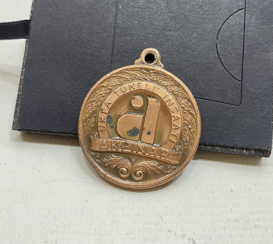 AKPINAR TÜNELİ AÇILIŞINA VE ATATÜRK'ÜN DOĞUMUNUN 100. YILINA ÖZEL BASILMIŞ MADALYON