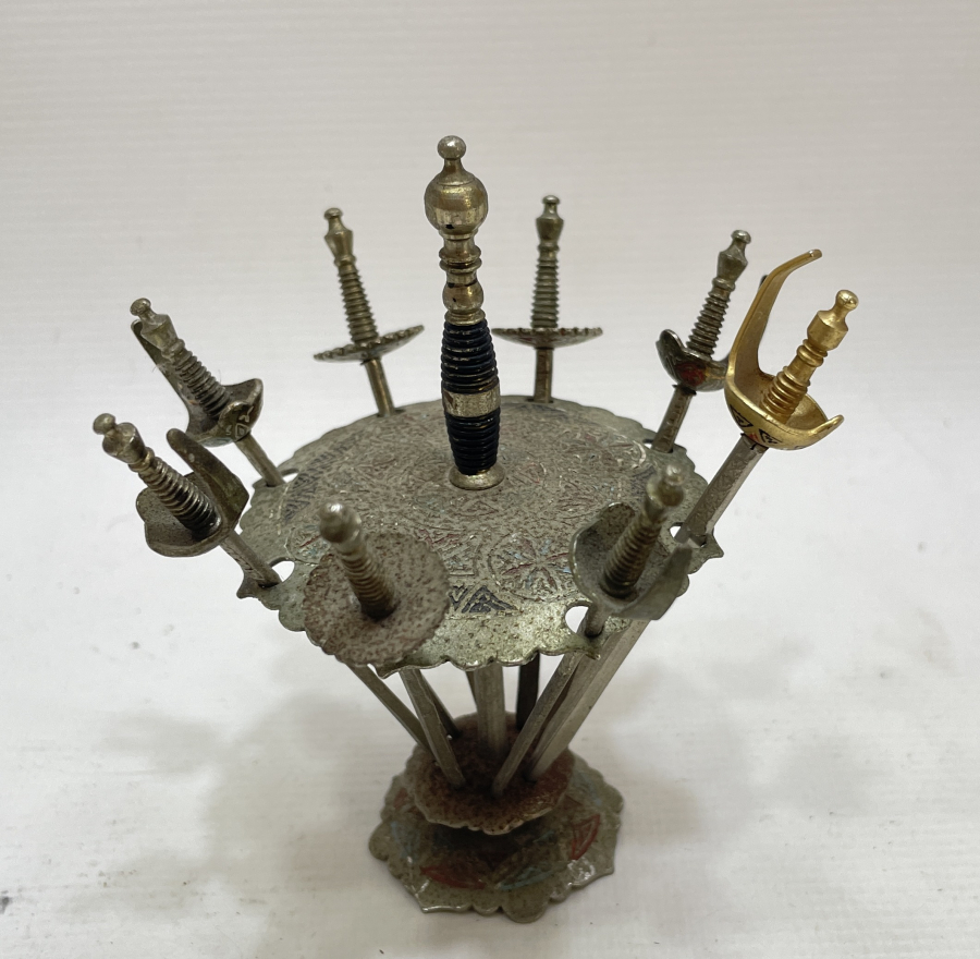 ANTİKA TOLEDO İŞİ KILIÇ FORMUNDA KANEPE STANDI