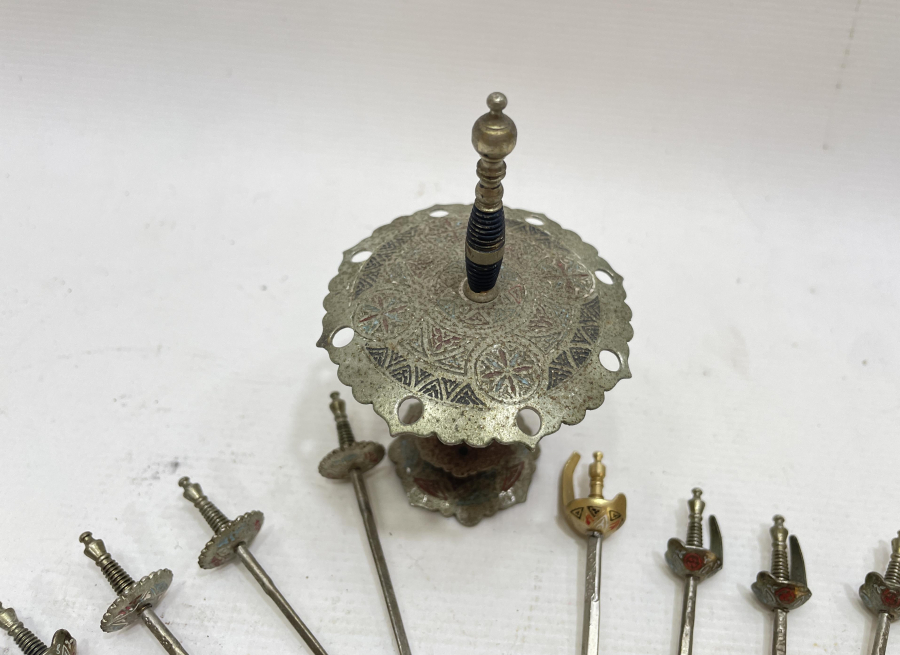 ANTİKA TOLEDO İŞİ KILIÇ FORMUNDA KANEPE STANDI