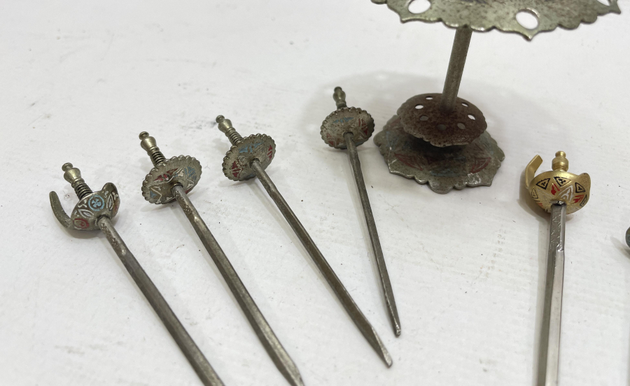 ANTİKA TOLEDO İŞİ KILIÇ FORMUNDA KANEPE STANDI