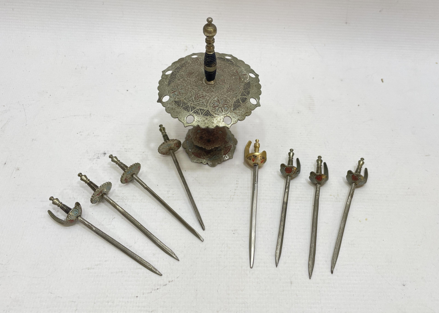 ANTİKA TOLEDO İŞİ KILIÇ FORMUNDA KANEPE STANDI