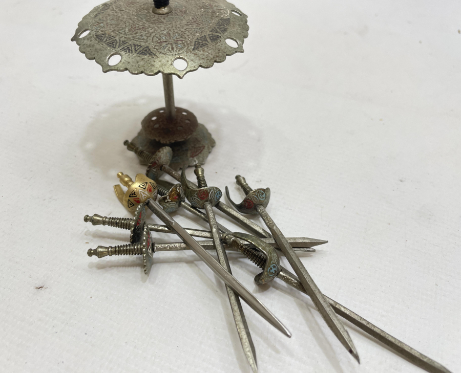 ANTİKA TOLEDO İŞİ KILIÇ FORMUNDA KANEPE STANDI