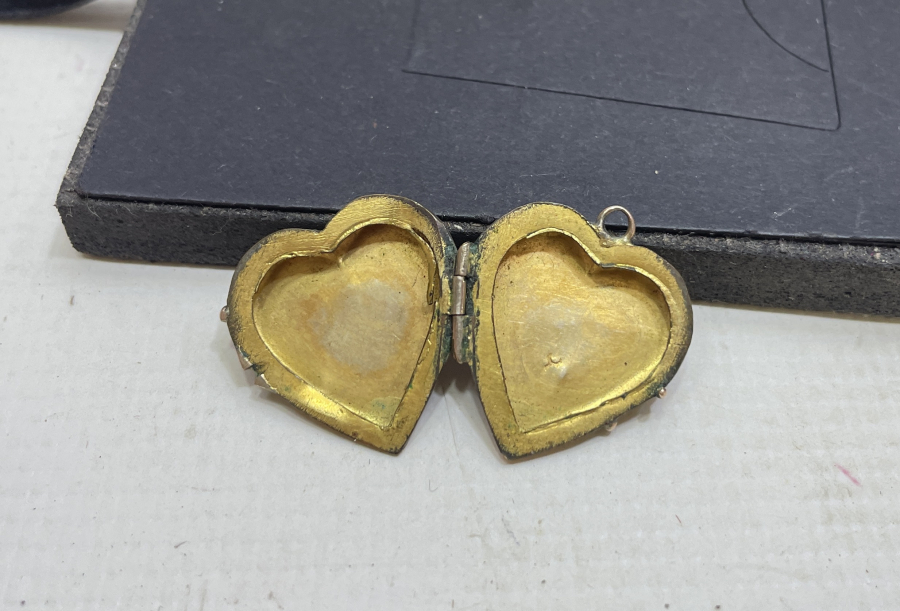 KALP FORMUNDA KALEM İŞÇİLİKLİ ALTIN KOLYE FOTOĞRAFLIK