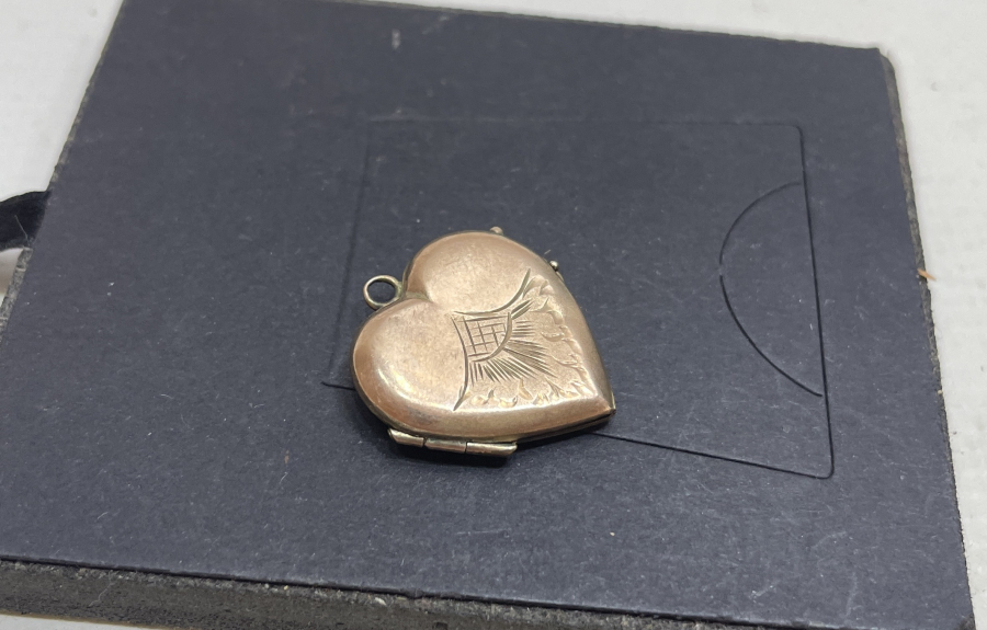 KALP FORMUNDA KALEM İŞÇİLİKLİ ALTIN KOLYE FOTOĞRAFLIK