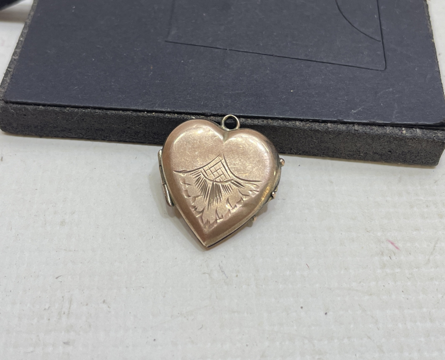 KALP FORMUNDA KALEM İŞÇİLİKLİ ALTIN KOLYE FOTOĞRAFLIK