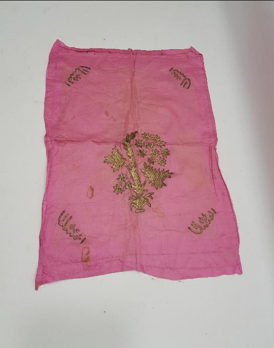 OSMANLI DÖNEMİ ALTIN SIRMA İŞLEMELİ VE OSMANLICA YAZILI İPEK SÖZ MENDİLİ