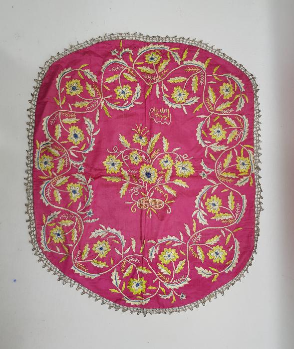 OSMANLI DÖNEMİ ÇİÇEK İŞLEMELERİYLE SÜSLÜ MAŞALLAH YAZILI İPEK ÖRTÜ