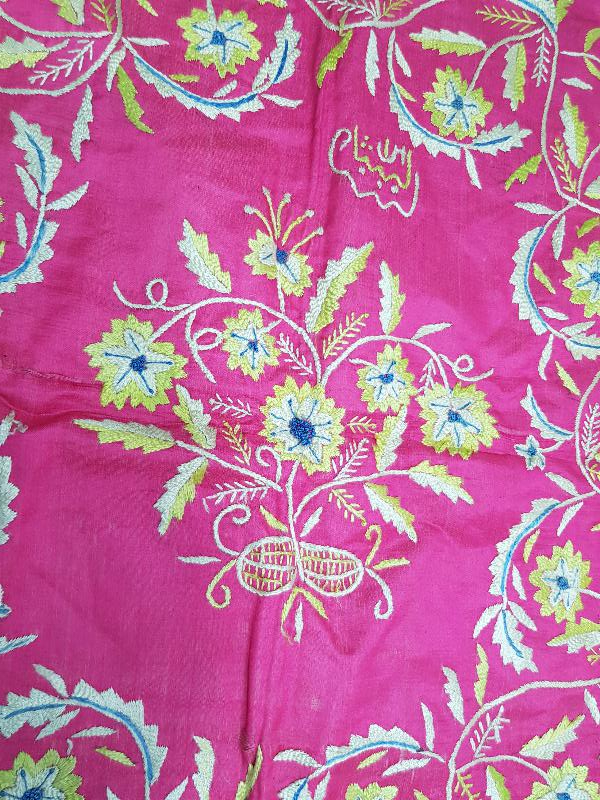 OSMANLI DÖNEMİ ÇİÇEK İŞLEMELERİYLE SÜSLÜ MAŞALLAH YAZILI İPEK ÖRTÜ