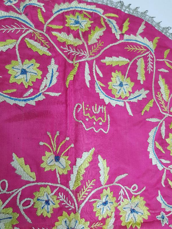 OSMANLI DÖNEMİ ÇİÇEK İŞLEMELERİYLE SÜSLÜ MAŞALLAH YAZILI İPEK ÖRTÜ