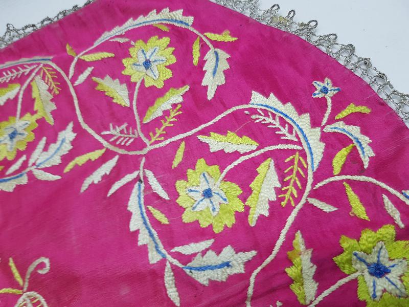 OSMANLI DÖNEMİ ÇİÇEK İŞLEMELERİYLE SÜSLÜ MAŞALLAH YAZILI İPEK ÖRTÜ