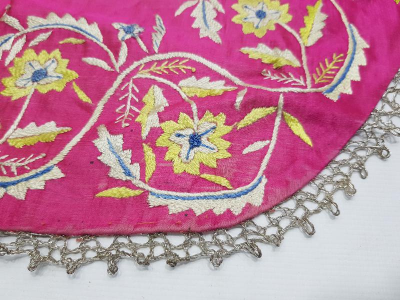 OSMANLI DÖNEMİ ÇİÇEK İŞLEMELERİYLE SÜSLÜ MAŞALLAH YAZILI İPEK ÖRTÜ