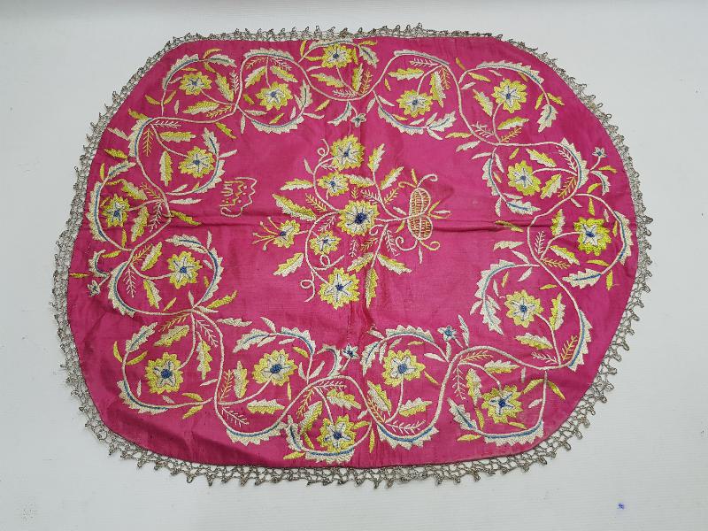 OSMANLI DÖNEMİ ÇİÇEK İŞLEMELERİYLE SÜSLÜ MAŞALLAH YAZILI İPEK ÖRTÜ