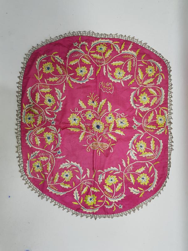 OSMANLI DÖNEMİ ÇİÇEK İŞLEMELERİYLE SÜSLÜ MAŞALLAH YAZILI İPEK ÖRTÜ