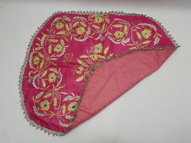 OSMANLI DÖNEMİ ÇİÇEK İŞLEMELERİYLE SÜSLÜ MAŞALLAH YAZILI İPEK ÖRTÜ