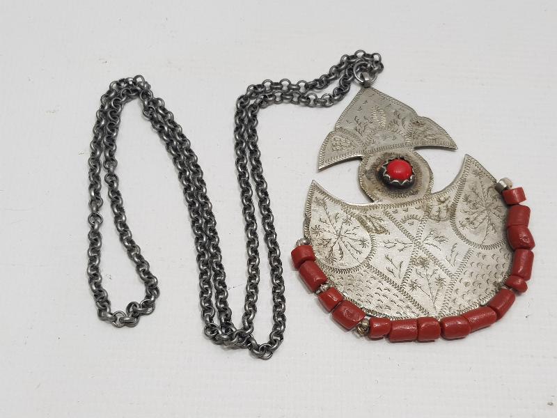 OSMANLI DÖNEMİ MERCAN TAŞLARLA SÜSLÜ GÜMÜŞ NAZAR TILSIMI KOLYESİ