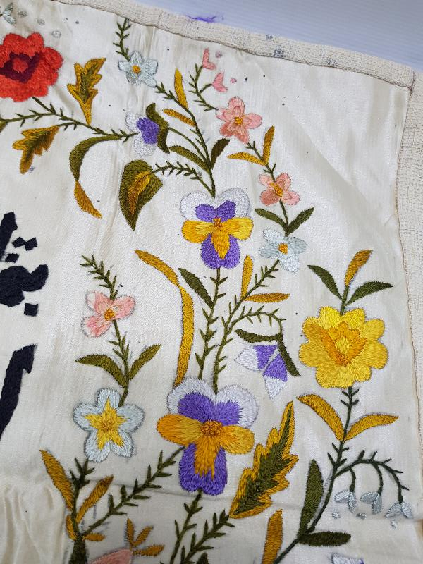 ÜZERİ ÇİÇEKLERLE SÜSLÜ OSMANLICA YAZILI İPEK DUVAR PANOSU