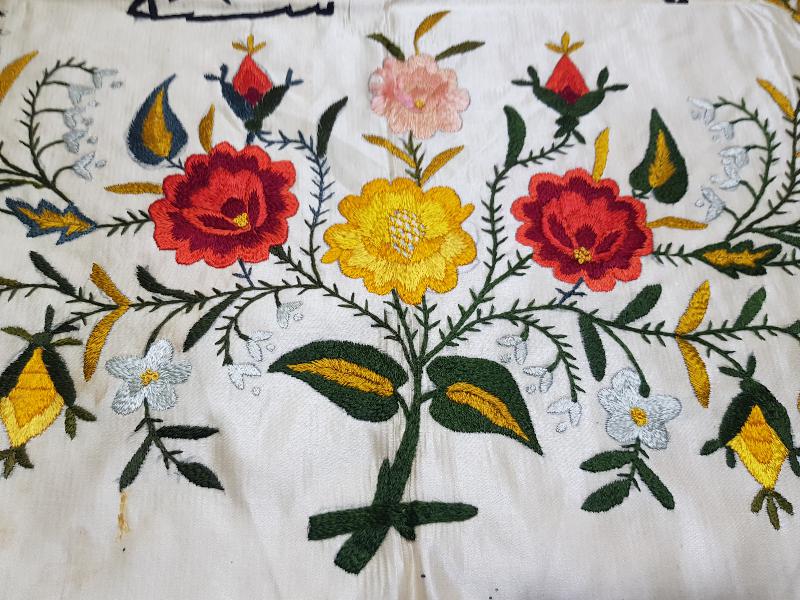 ÜZERİ ÇİÇEKLERLE SÜSLÜ OSMANLICA YAZILI İPEK DUVAR PANOSU