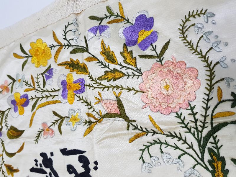 ÜZERİ ÇİÇEKLERLE SÜSLÜ OSMANLICA YAZILI İPEK DUVAR PANOSU