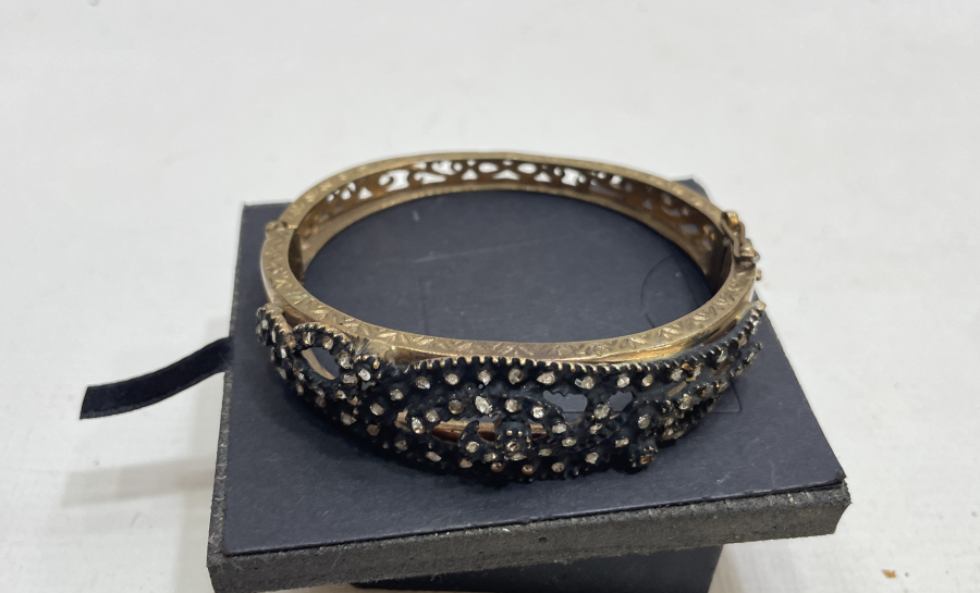 ÜZERİ ELMAS TAŞLI BİLEZİK