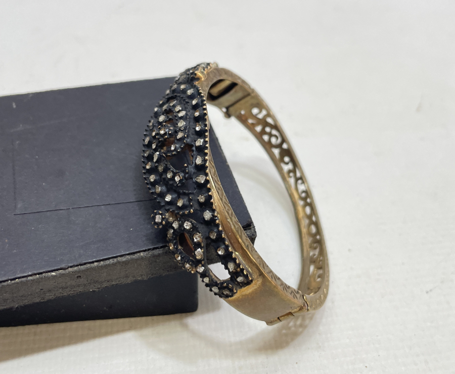 ÜZERİ ELMAS TAŞLI BİLEZİK