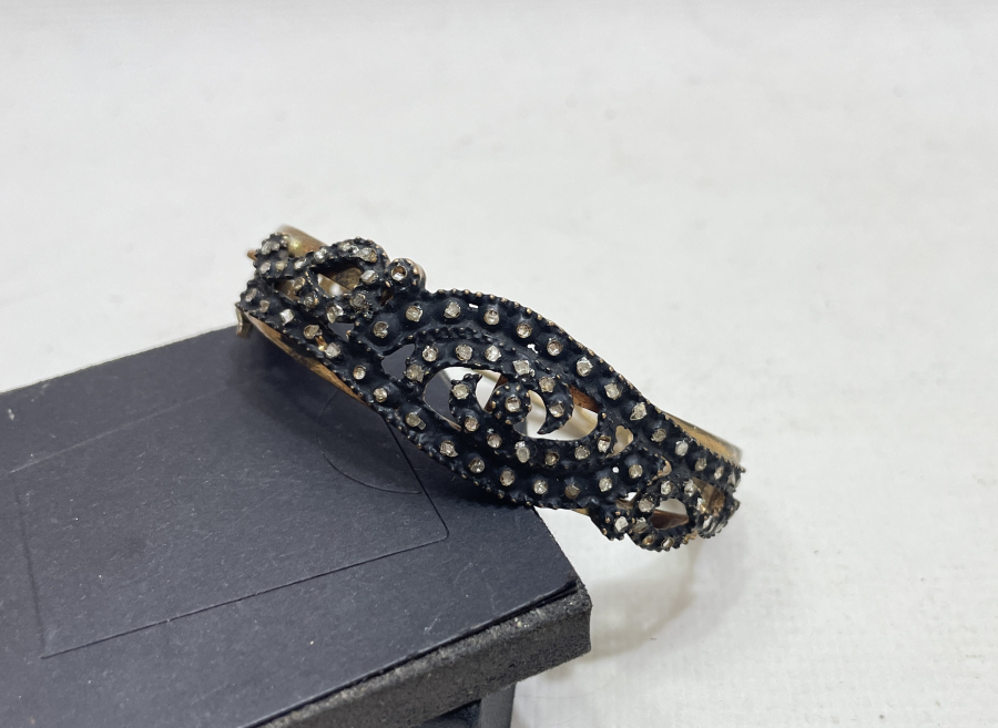 ÜZERİ ELMAS TAŞLI BİLEZİK