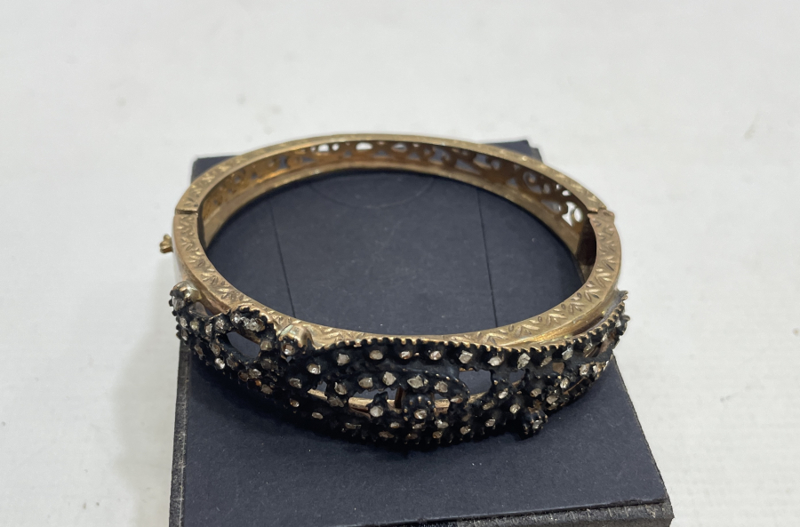 ÜZERİ ELMAS TAŞLI BİLEZİK