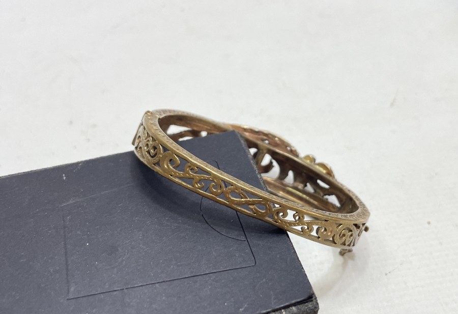 ÜZERİ ELMAS TAŞLI BİLEZİK