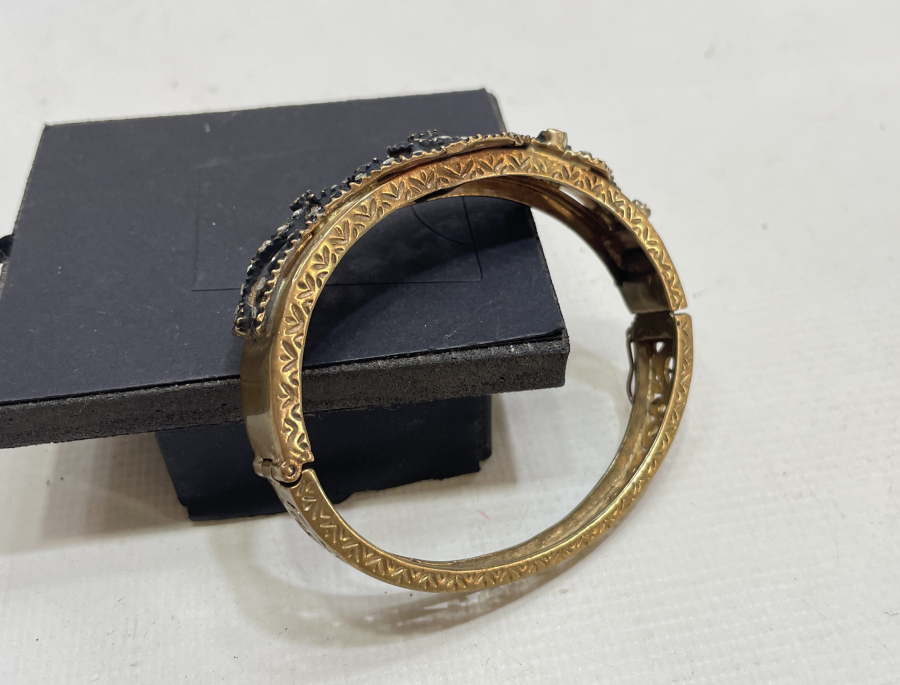 ÜZERİ ELMAS TAŞLI BİLEZİK