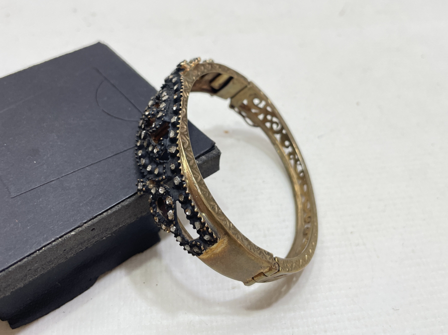 ÜZERİ ELMAS TAŞLI BİLEZİK